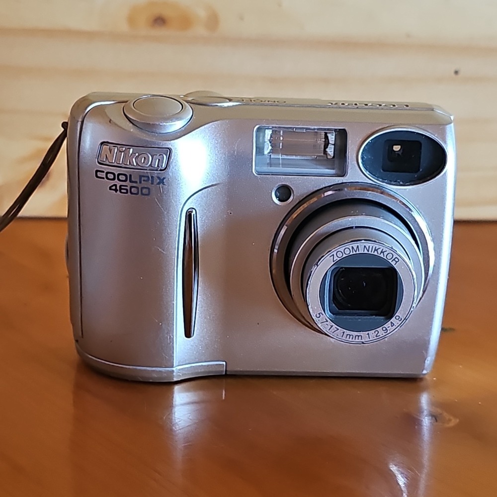 Nikon COOLPIX 4600 4.0MP Compact Digital Camera 3x Zoom Built-in Flash Silver
